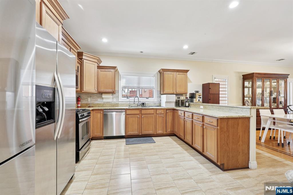 421 Lafayette Avenue, Unit 421 Cliffside Park, NJ 07010 - Photo 13 of 30