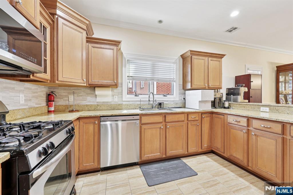 421 Lafayette Avenue, Unit 421 Cliffside Park, NJ 07010 - Photo 9 of 30