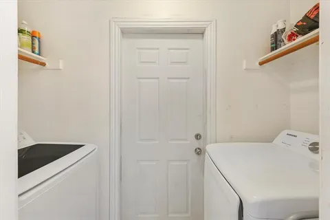 a view of a backyard