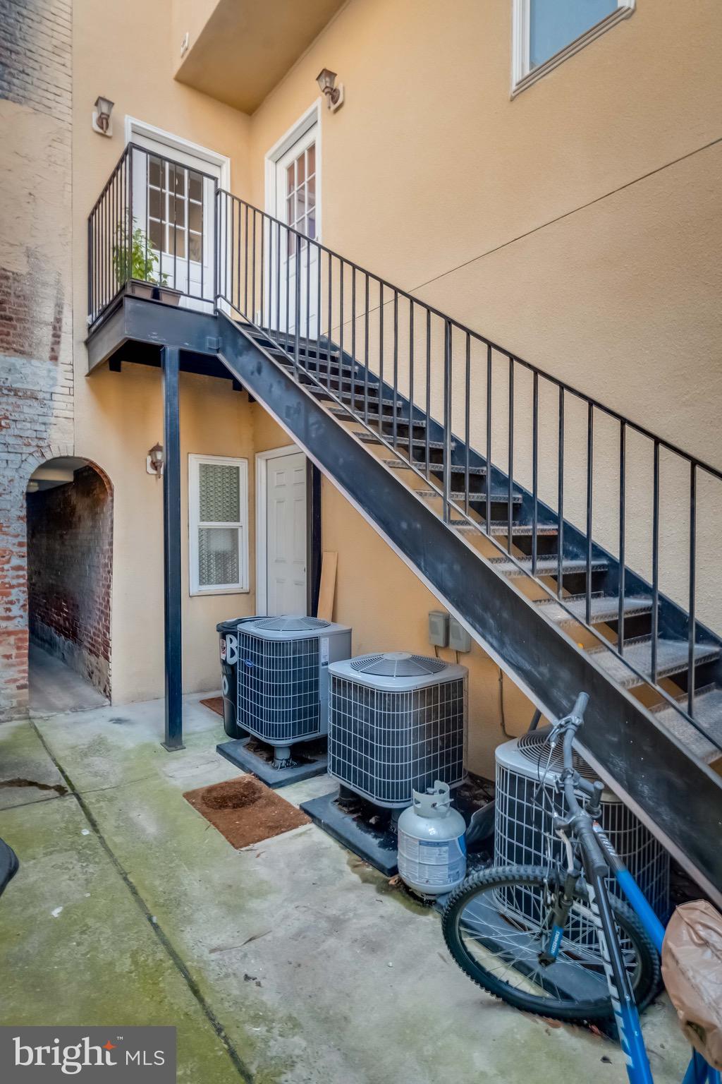 910 South Charles Street, Unit B Baltimore, MD 21230 - Photo 5 of 37 Unit B - 2br/1ba - Top Floor Apt