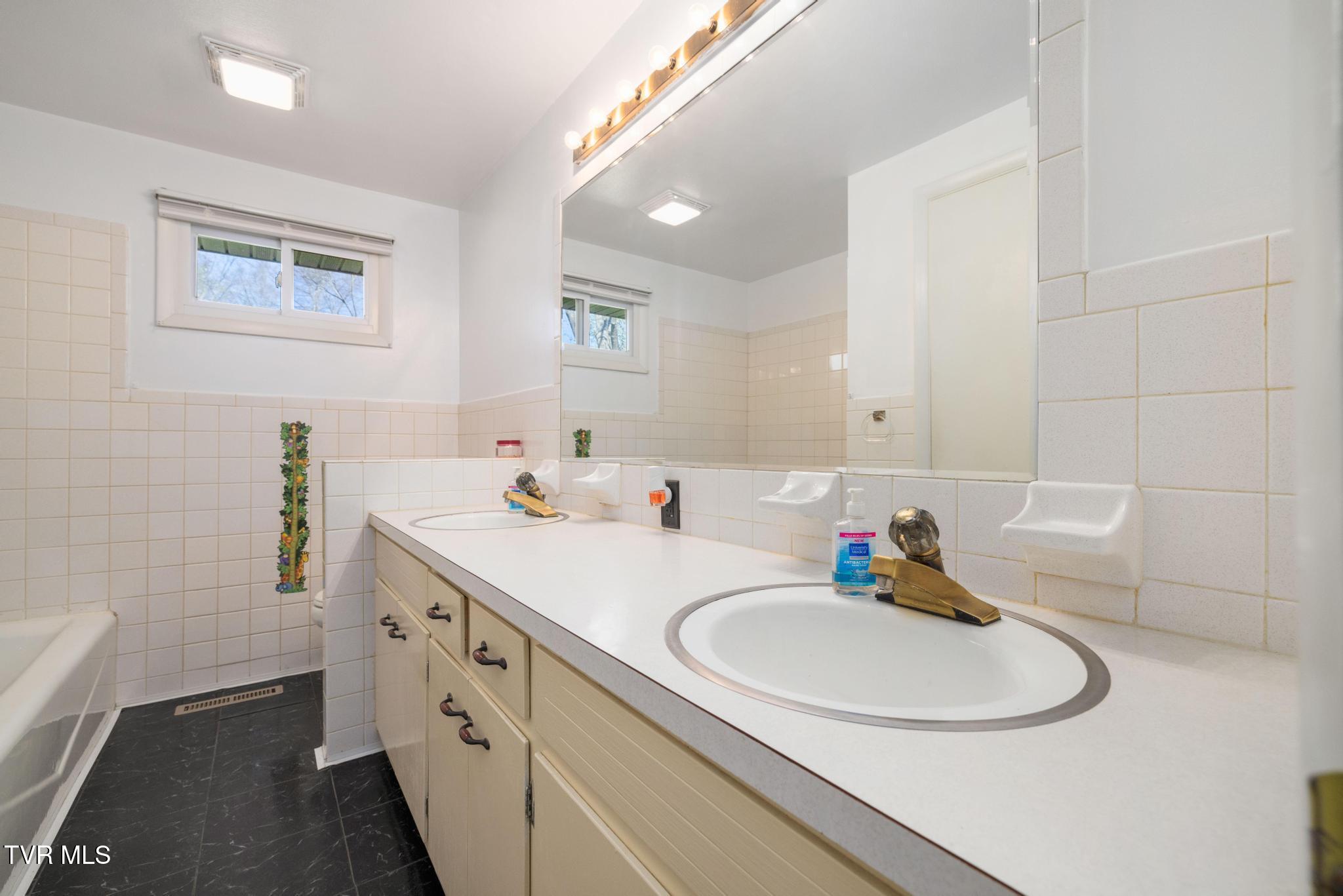 1236 Dunlap Road Kingsport, TN 37663 - Photo 20 of 61 IMG_8792