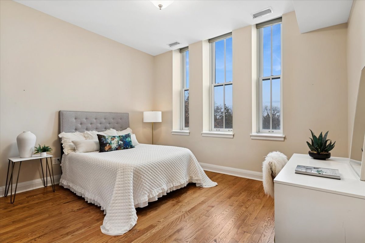 1041 Ridge Road, Unit 304 Wilmette, IL 60091 - Photo 14 of 30 a bedroom with a bed and wooden floor