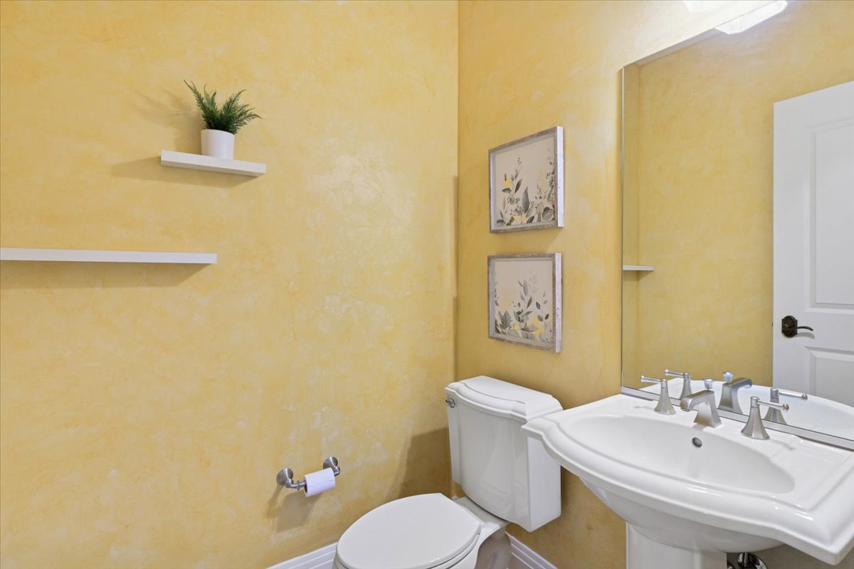 1041 Ridge Road, Unit 304 Wilmette, IL 60091 - Photo 18 of 30 a bathroom with a sink and a toilet