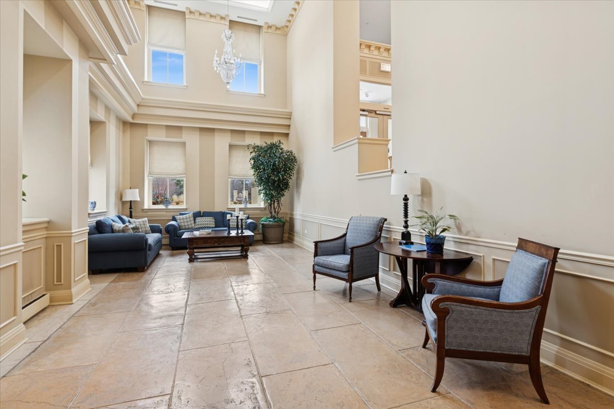 1041 Ridge Road, Unit 304 Wilmette, IL 60091 - Photo 19 of 30 a living room with furniture and a potted plant