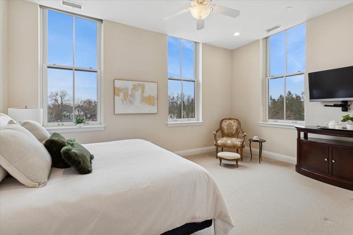 1041 Ridge Road, Unit 304 Wilmette, IL 60091 - Photo 8 of 30 a bedroom with a bed and a flat screen tv