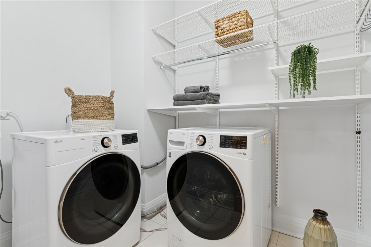 1041 Ridge Road, Unit 304 Wilmette, IL 60091 - Photo 10 of 30 a utility room with dryer and washer