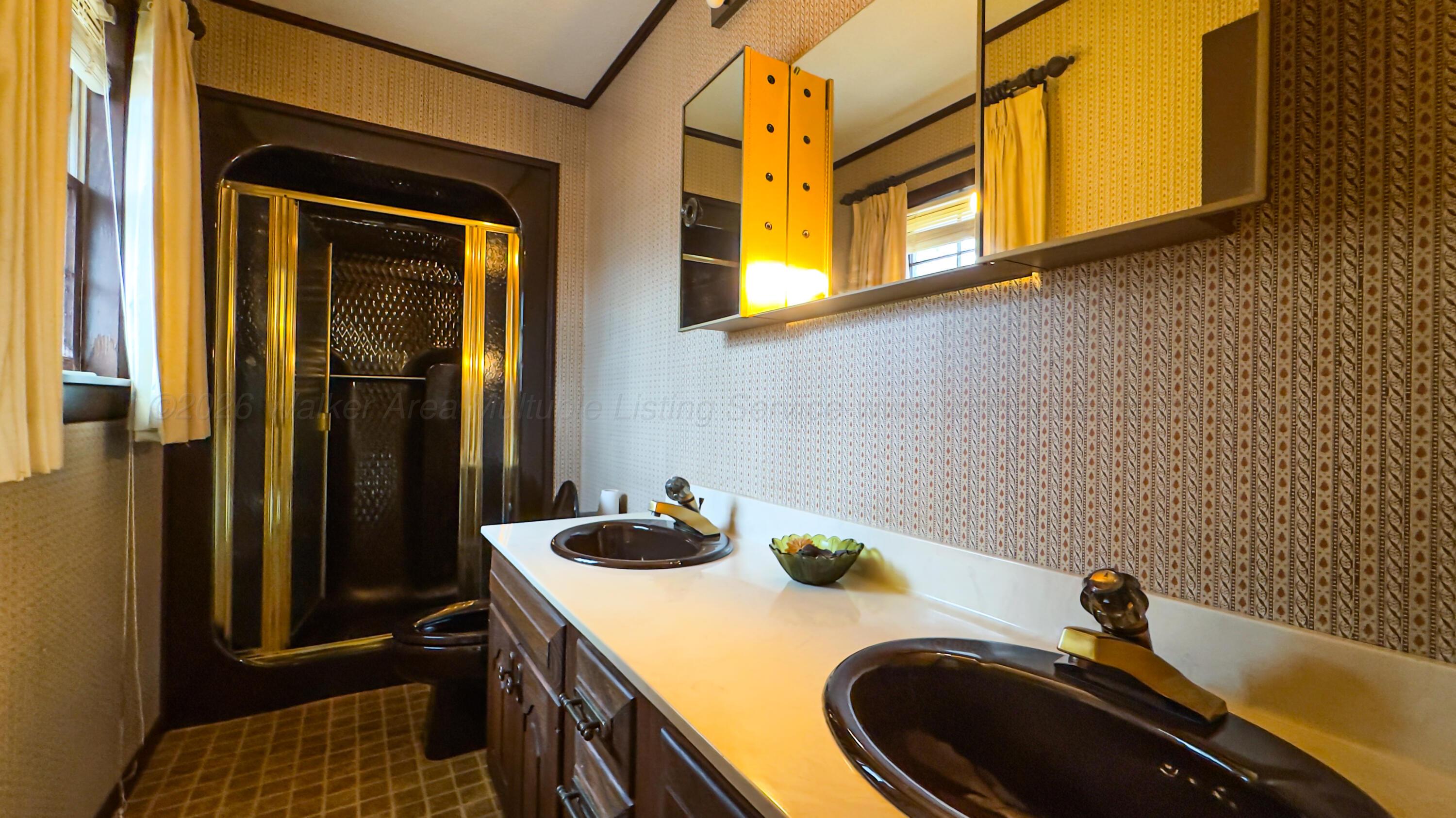 1845 Roberts Road Hamilton, AL 35570 - Photo 15 of 47 Master Bathroom