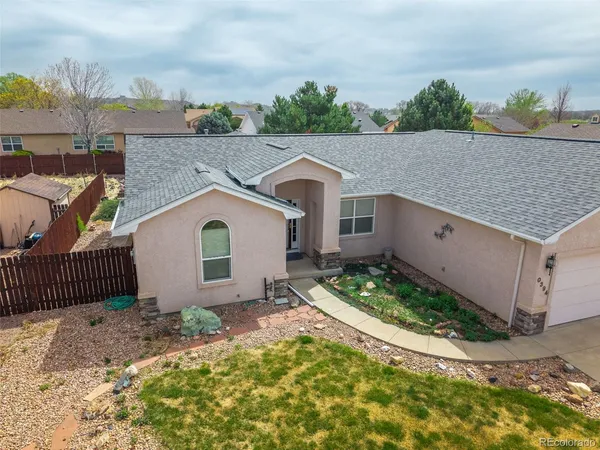 a view of a yard in front of a house