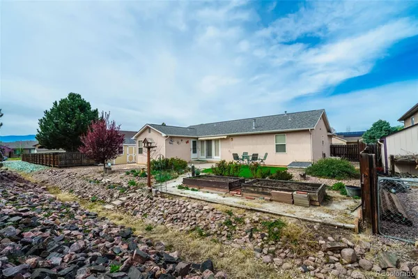 a view of a house with backyard and garden