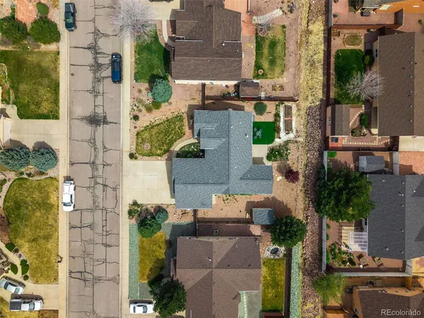 an aerial view of residential building and lake