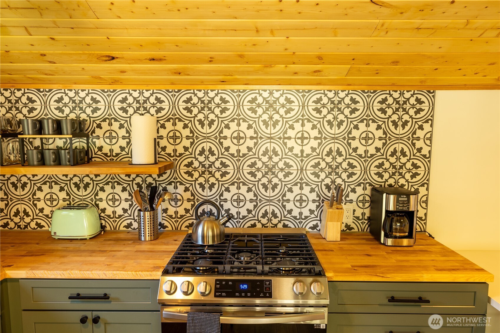 430 Twilight Way Grapeview, WA 98546 - Photo 20 of 22 a bathroom with a stove