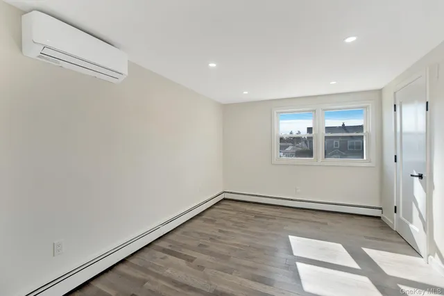 $879,900 | 23 Chase Lane, Levittown, NY 11756