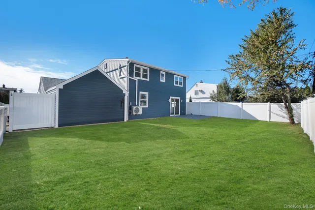 $879,900 | 23 Chase Lane, Levittown, NY 11756