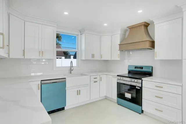 $879,900 | 23 Chase Lane, Levittown, NY 11756