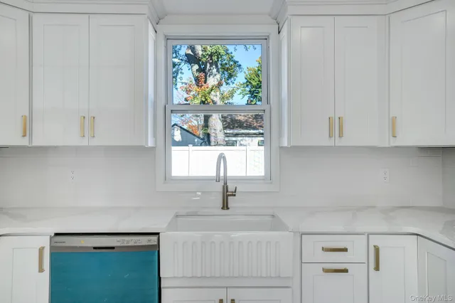 $879,900 | 23 Chase Lane, Levittown, NY 11756