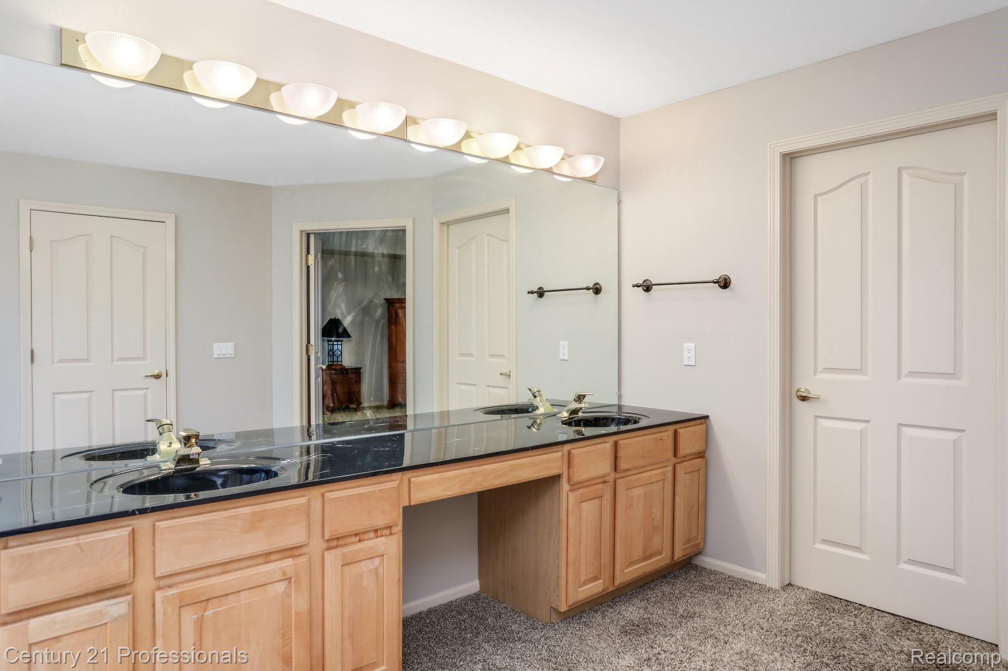 899 Loggers Circle Rochester, MI 48307 - Photo 32 of 52 33-web-or-mls-899 Loggers Circle Rochester035.jpg