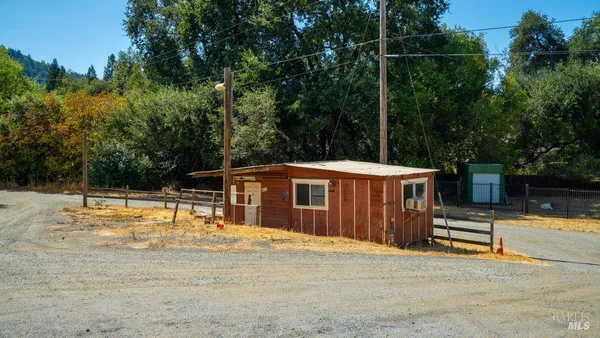 a view of a house with backyard and trees