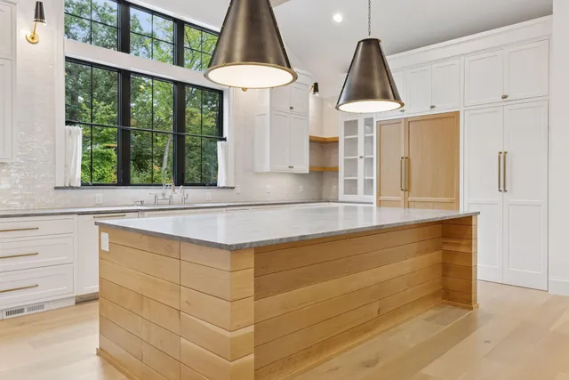 $2,400,000 | 6101 Blake Circle, Edina, MN 55436