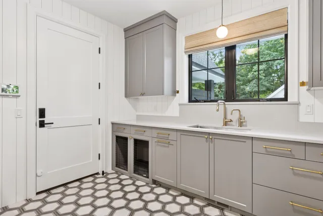 $2,400,000 | 6101 Blake Circle, Edina, MN 55436