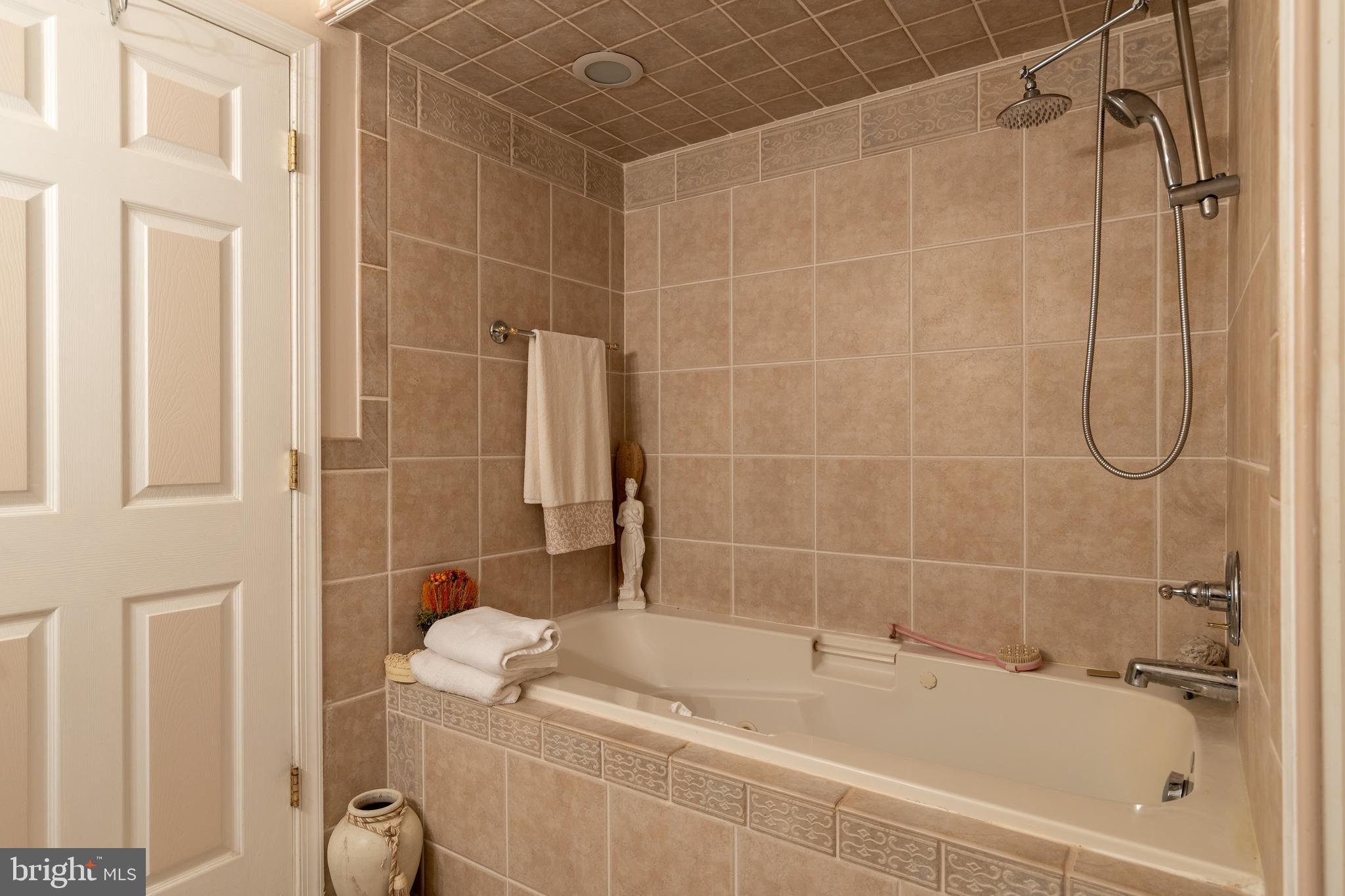 218 West Beech Road Sterling, VA 20164 - Photo 9 of 22 Gallery Image 9