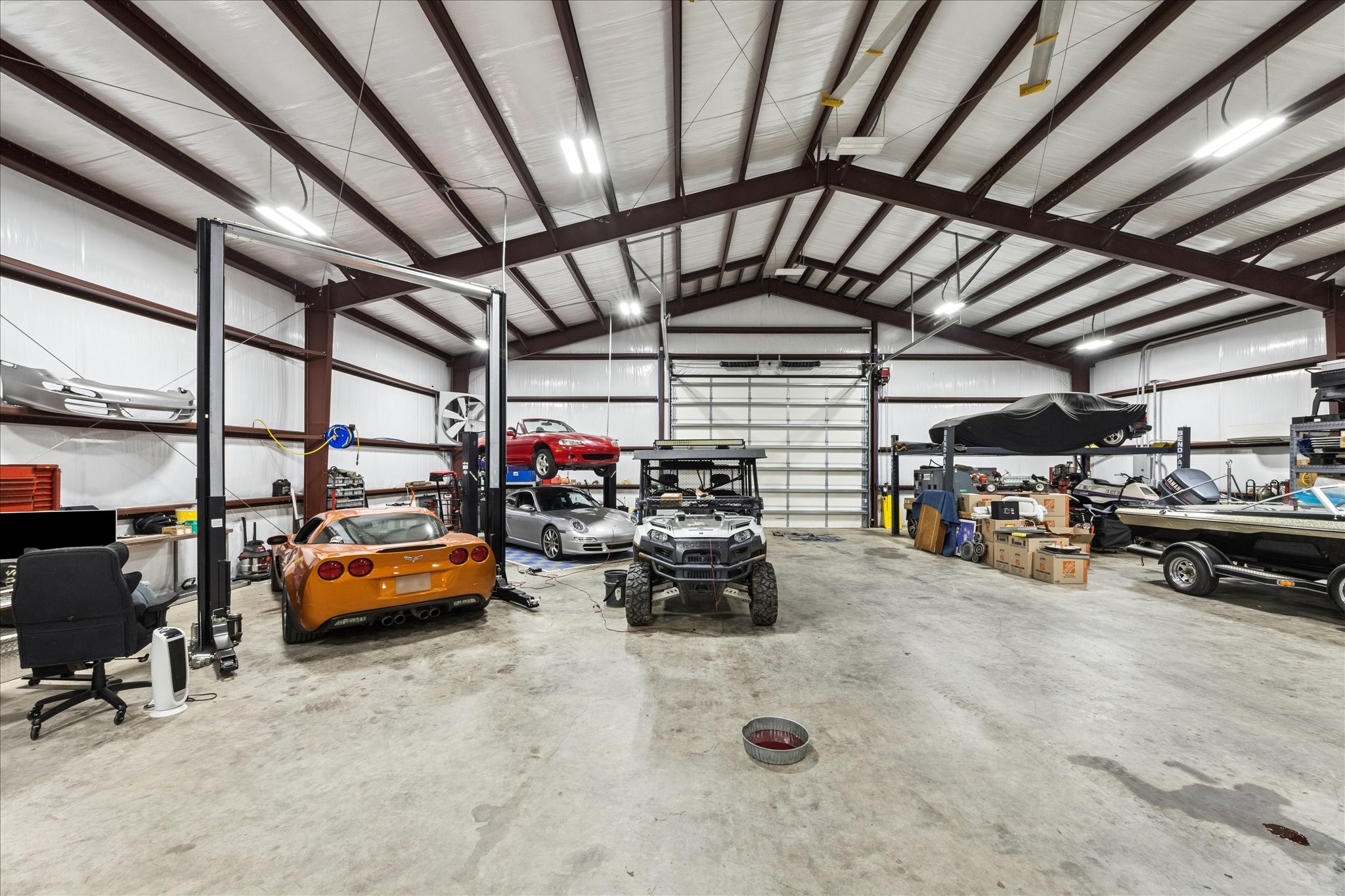 2702 Horseshoe Lane Rosharon, TX 77583 - Photo 8 of 43 Climate-controlled shop includes compressed air lines throughout, automotive lifts, and premium equipment.
