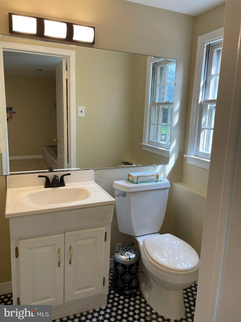 204 Devon Road Cinnaminson, NJ 08077 - Photo 20 of 22 Bathroom in Den/Family room