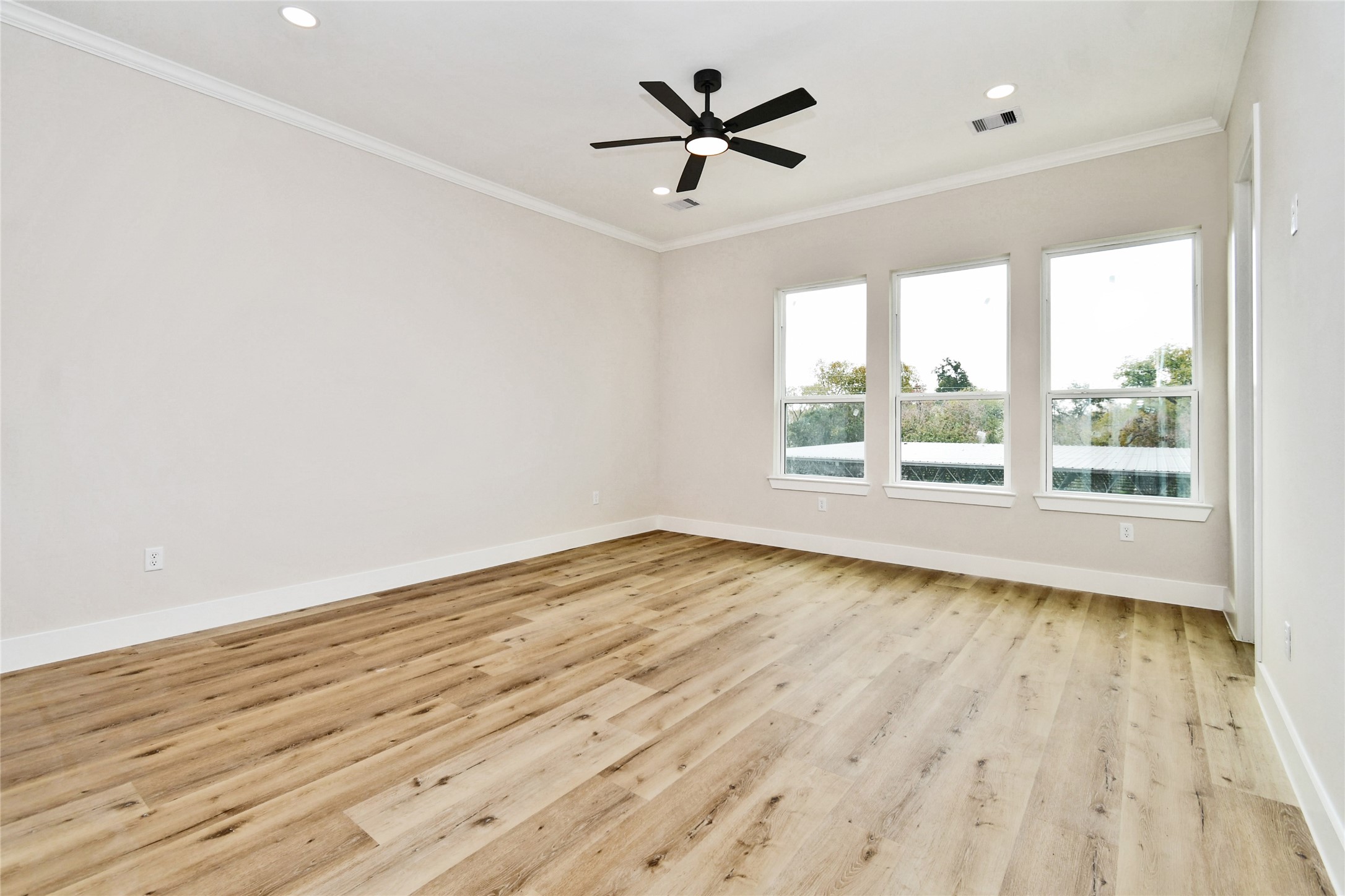 3231 Tuam Street Houston, TX 77004 - Photo 31 of 49 an empty room with wooden floor and windows