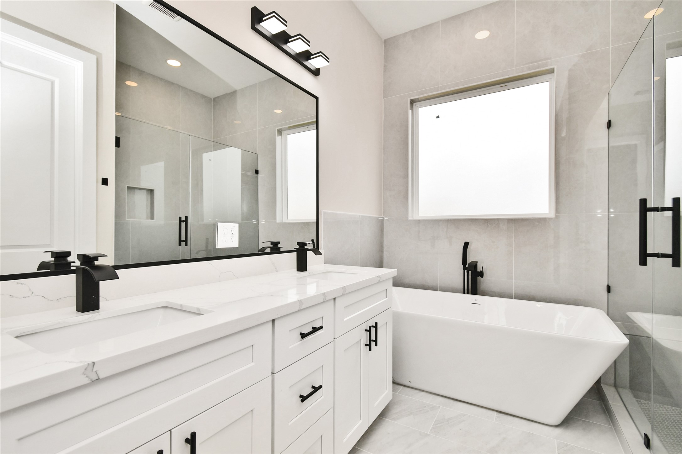 3231 Tuam Street Houston, TX 77004 - Photo 34 of 49 a bathroom with a tub sink and mirror