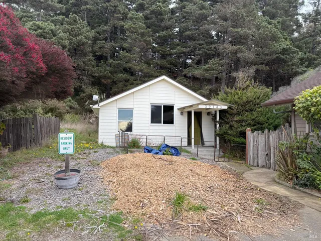 $2,100 | 39143 South Highway 1, Gualala, CA 95445