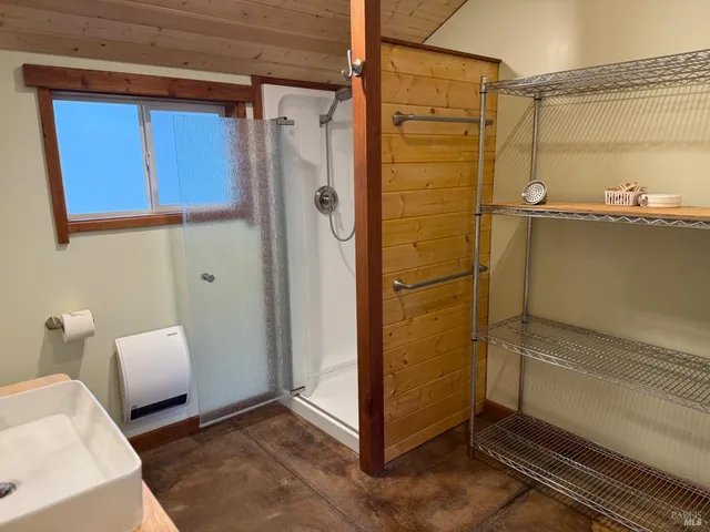 $2,100 | 39143 South Highway 1, Gualala, CA 95445