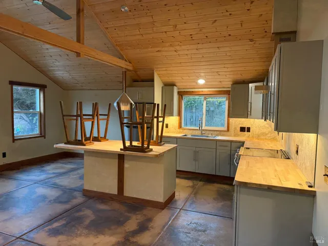 $2,100 | 39143 South Highway 1, Gualala, CA 95445