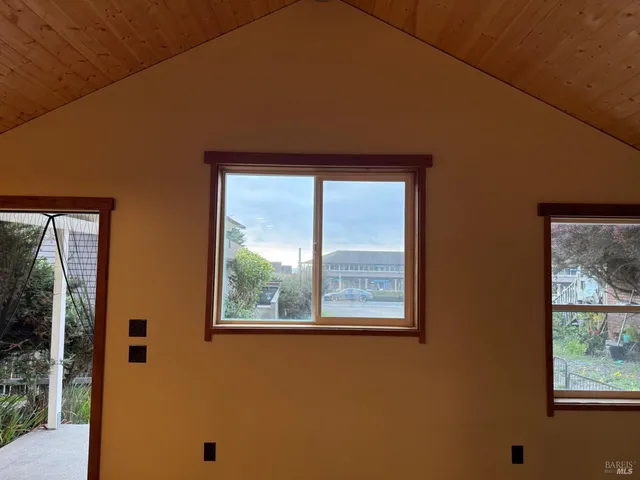 $2,100 | 39143 South Highway 1, Gualala, CA 95445