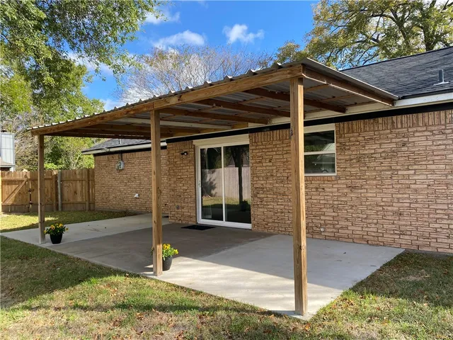 a view of a house with backyard