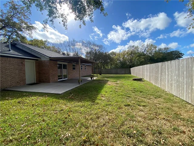 a view of a backyard