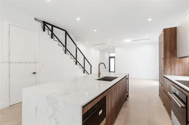 a view of a back yard