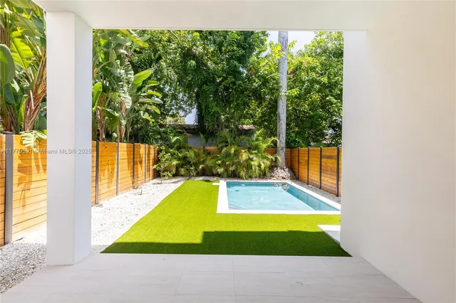 a view of a backyard