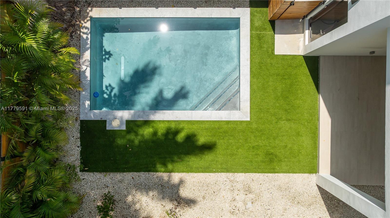 3045 Elizabeth Street, Unit 3045 Miami, FL 33133 - Photo 24 of 72 a view of a back yard