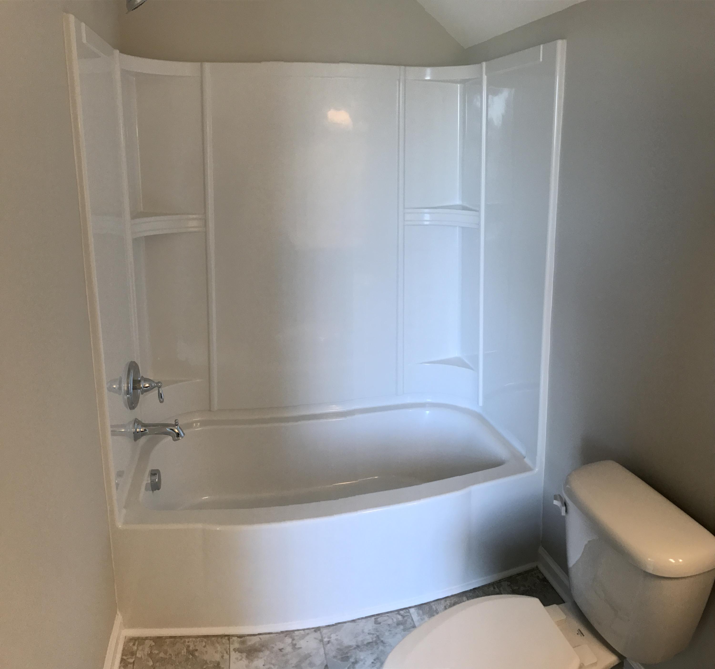 7774 Discovery Road North Charleston, SC 29420 - Photo 19 of 21 3rd floor bathtub