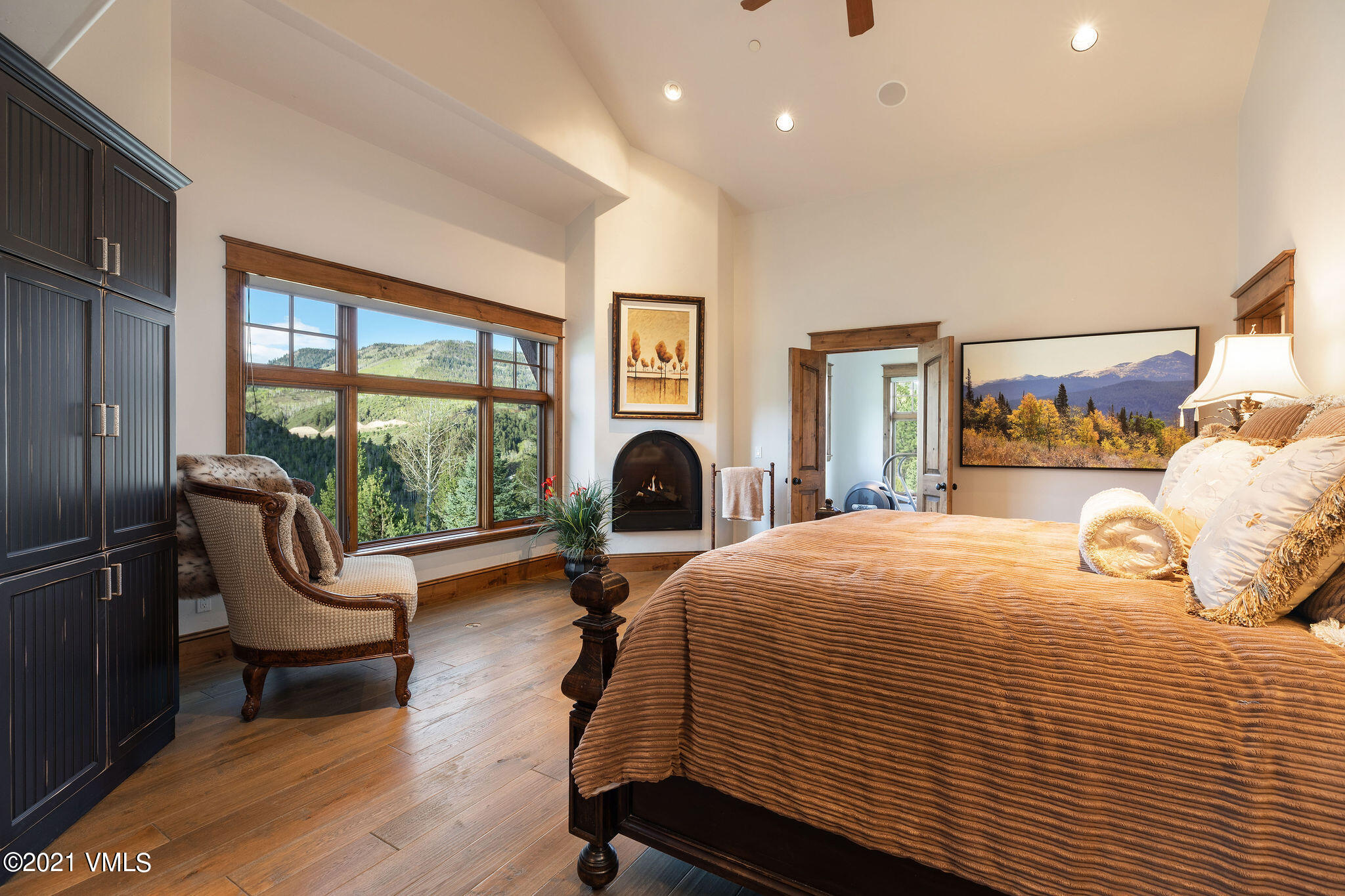 950 Cordillera Way Edwards, CO 81632 - Photo 7 of 26 a bedroom with a bed and a large window