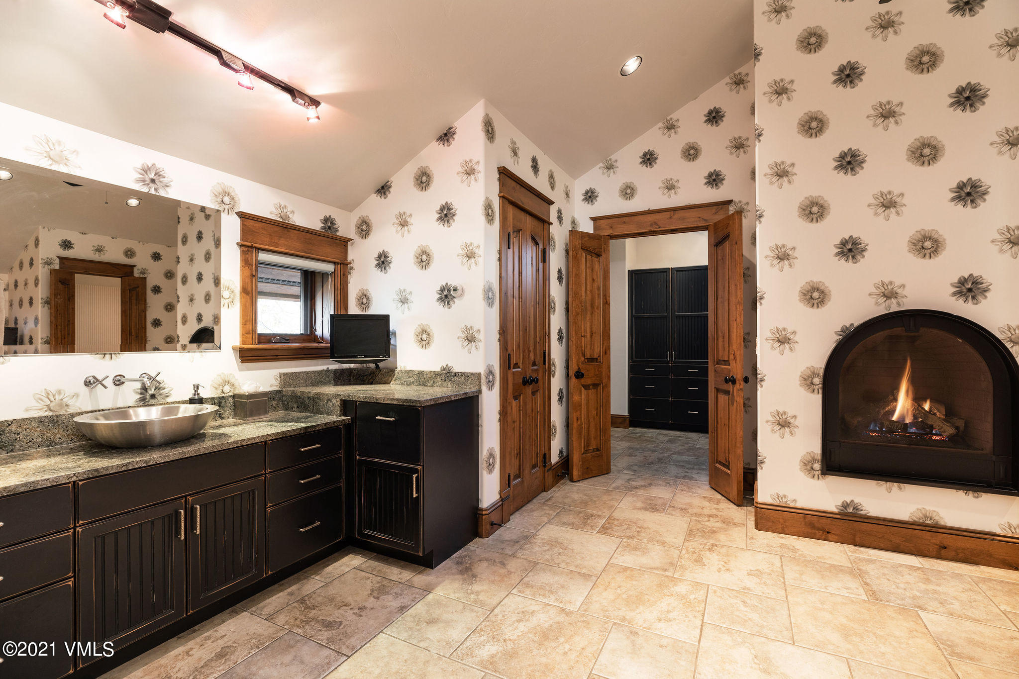 950 Cordillera Way Edwards, CO 81632 - Photo 9 of 26 a spacious bathroom with a sink vanity and a mirror
