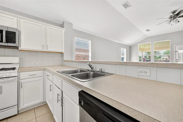 $1,800 | 5615 Brookhollow Oaks Trail, Houston, TX 77084