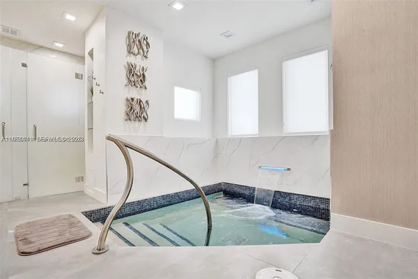 $5,000 | 4775 Collins Avenue, Unit 1806, Miami Beach, FL 33140