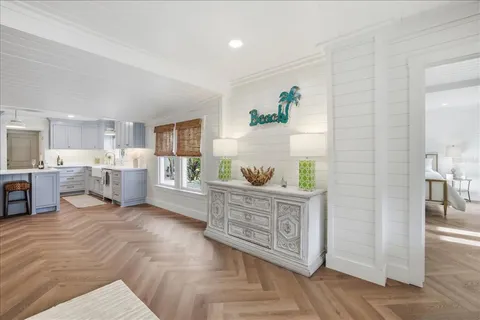 $1,099,000 | 2913 Gulf Drive, Holmes Beach, FL 34217