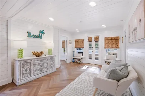 $1,099,000 | 2913 Gulf Drive, Holmes Beach, FL 34217