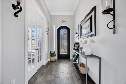 a view of entryway with a front door