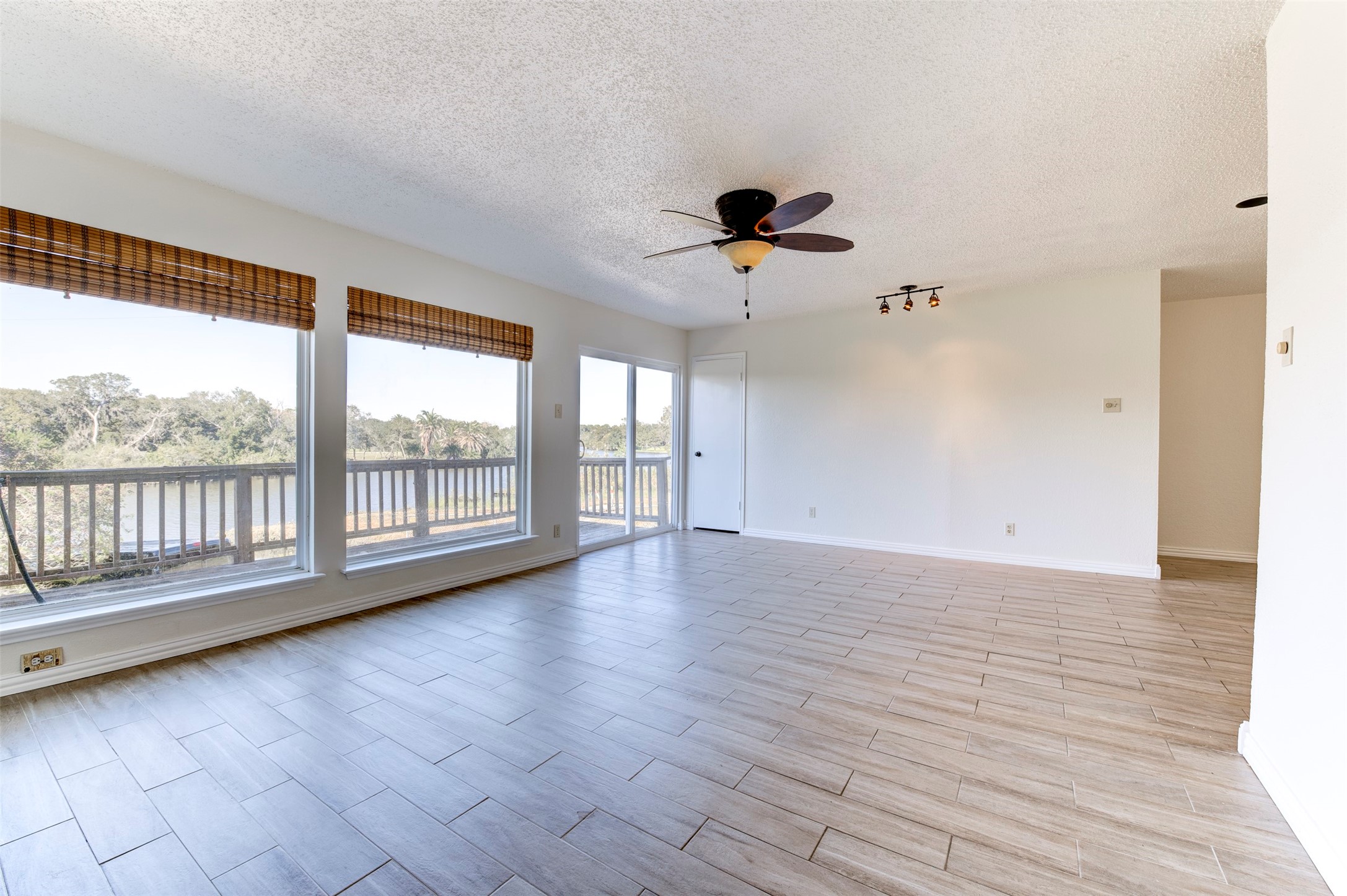 2137 Casa Rio Circle Dickinson, TX 77539 - Photo 11 of 36 Fresh paint and light floor for a bright and airy feel.