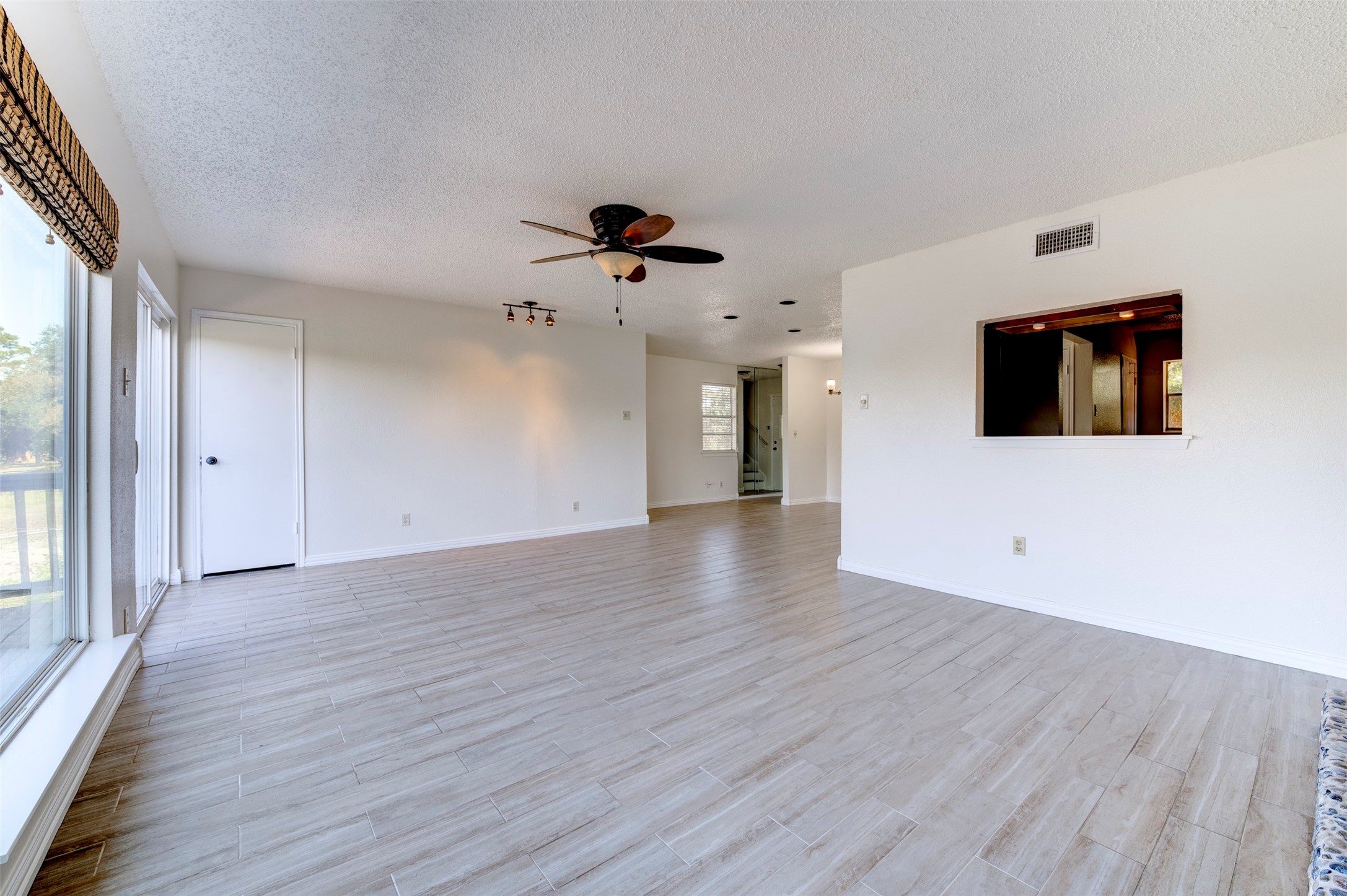 2137 Casa Rio Circle Dickinson, TX 77539 - Photo 12 of 36 Main living space with great natural light.