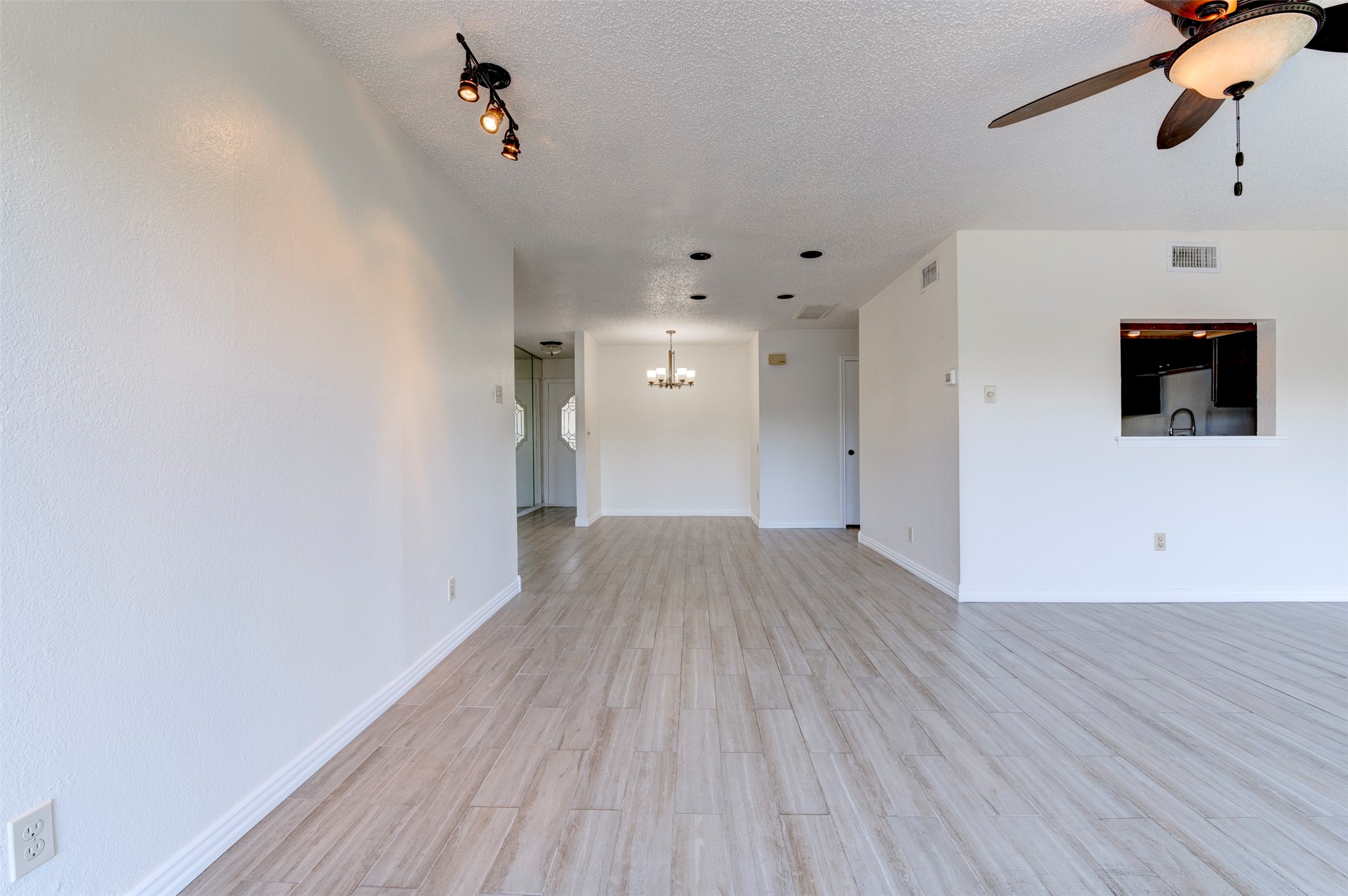 2137 Casa Rio Circle Dickinson, TX 77539 - Photo 13 of 36 Get creative in this open layout.