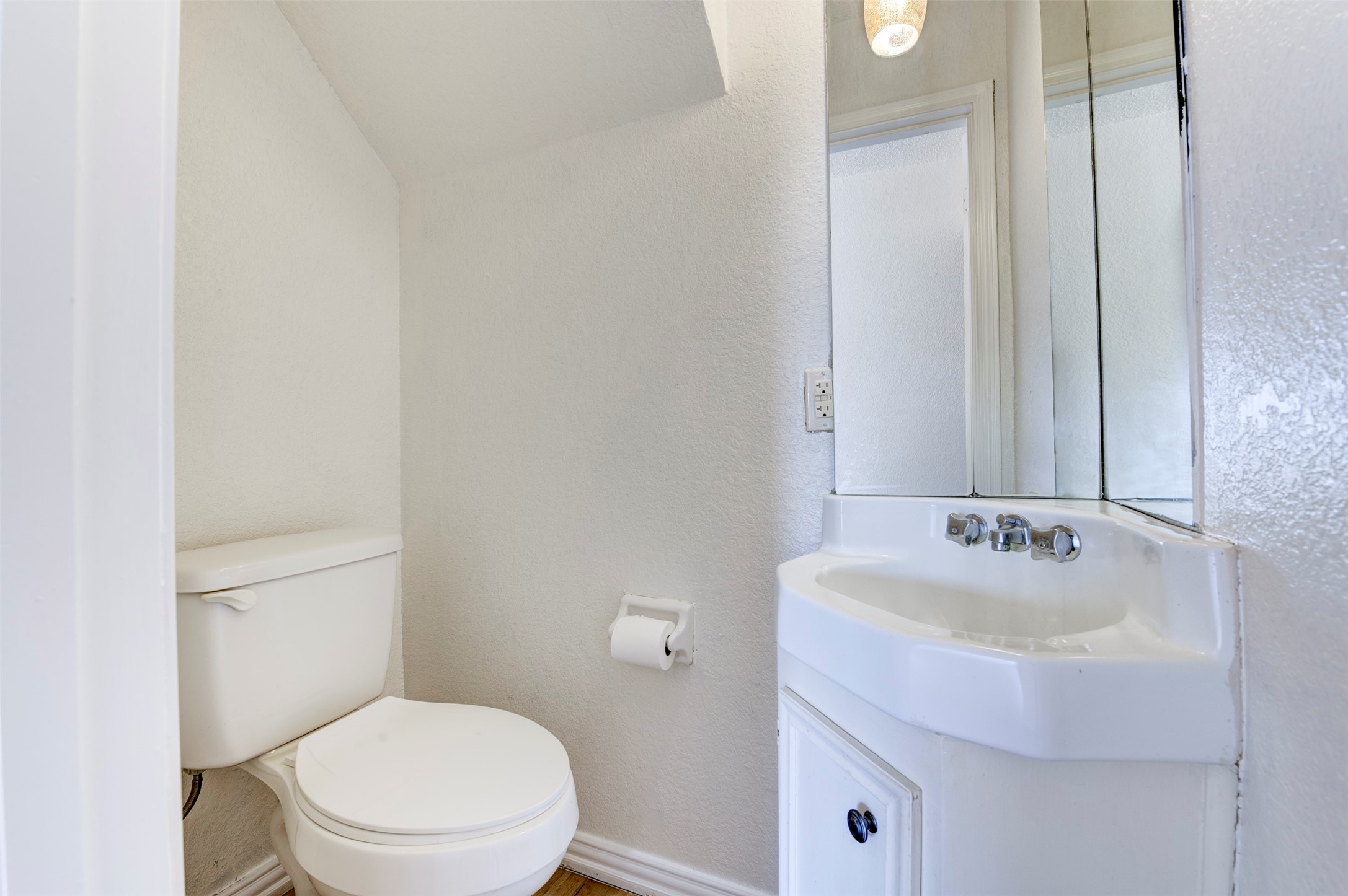 2137 Casa Rio Circle Dickinson, TX 77539 - Photo 16 of 36 Convenient half bath on main level.