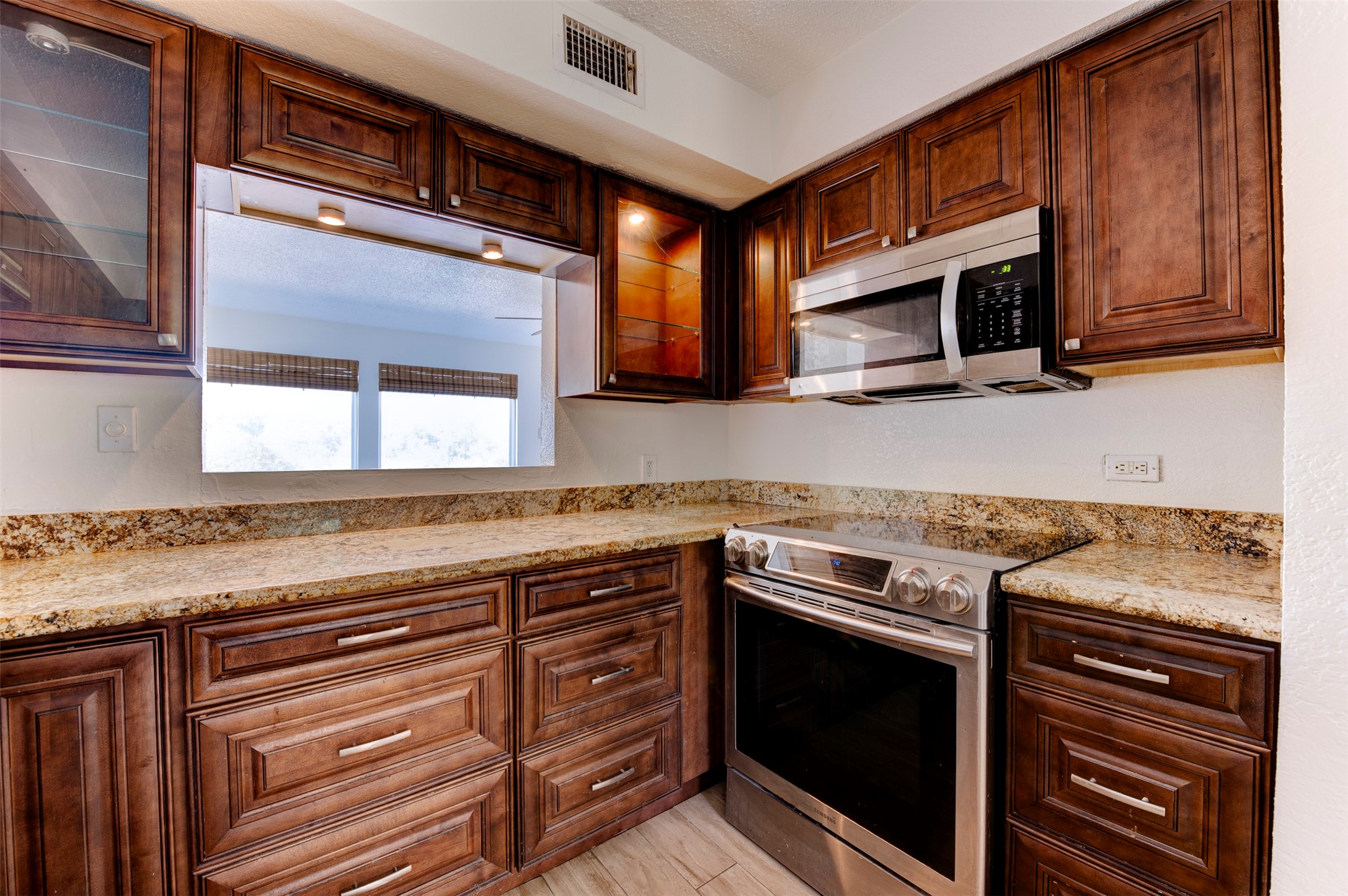 2137 Casa Rio Circle Dickinson, TX 77539 - Photo 21 of 36 Stylish and practical kitchen with modern appliances.